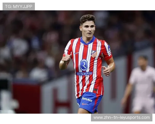 登贝莱无球跑位极其积极，防线被牵制