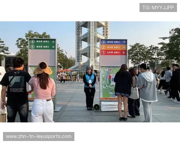 足球联赛因疫情防控出台观众入场新规，足协门口抗议