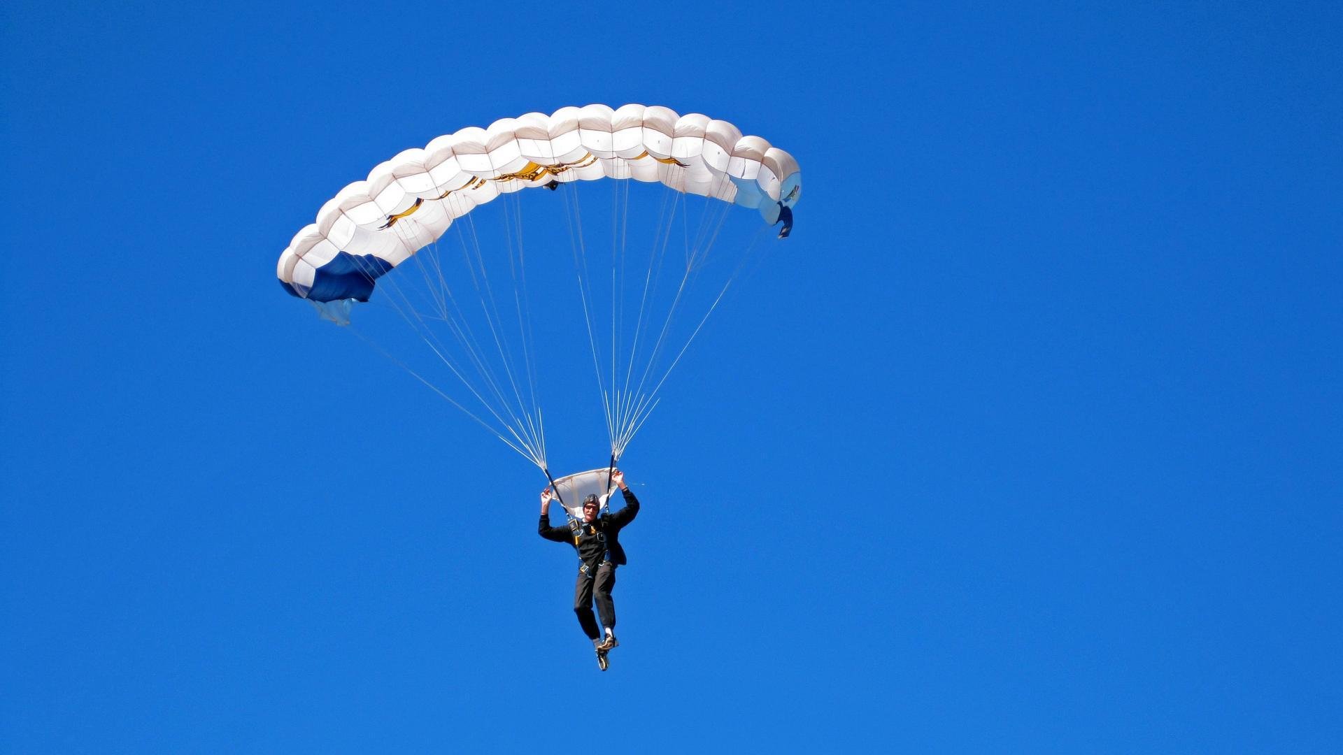 勇士外线投篮回暖连续命中关键三分，勇士内线被打爆了