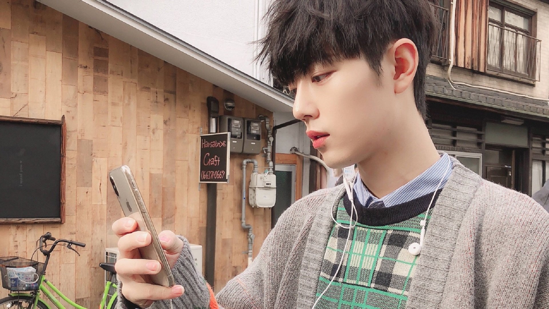 背泳选手出发入水角度精准推进效率高,早期的背泳只是仰浮在水面上